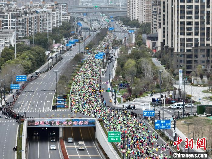 2024扬州鉴真半马鸣枪开赛：3万名选手用脚步见证