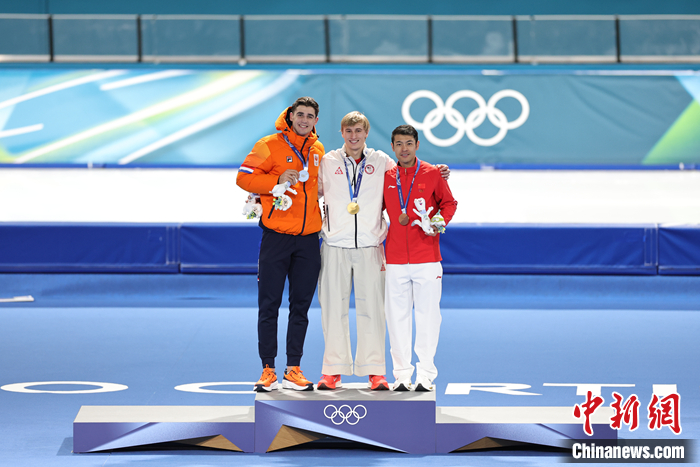 宁忠岩在米兰冬奥会速度滑冰男子1000米夺铜，展