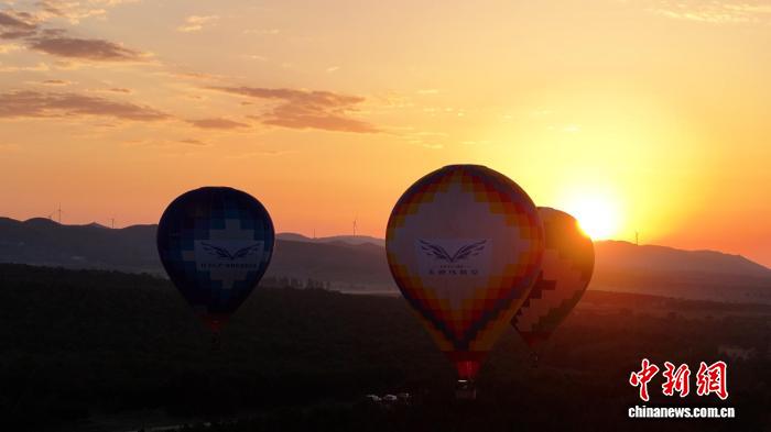 全国热气球锦标赛在山西大同举行 火山夜光秀点