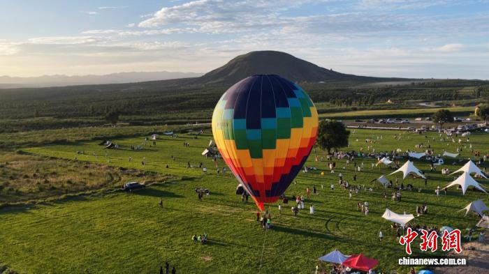 全国热气球锦标赛在山西大同举行 火山夜光秀点