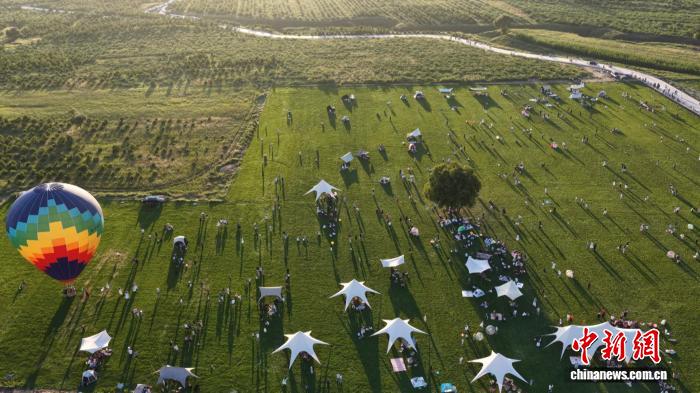 全国热气球锦标赛在山西大同举行 火山夜光秀点