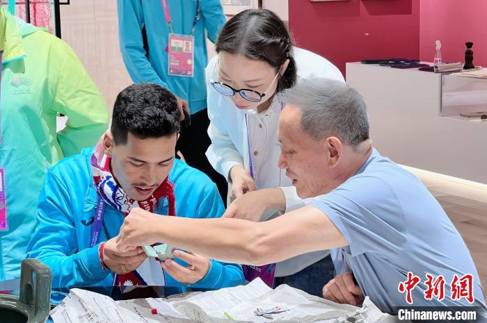 杭州亚运会青瓷艺术墙展现非遗传承与亚运精神