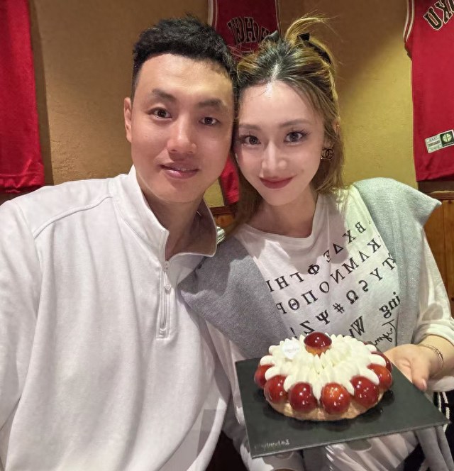 翟晓川为妻子庆生 球场辉煌家庭幸福并肩前行