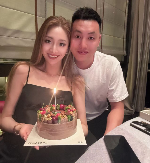 翟晓川为妻子庆生 球场辉煌家庭幸福并肩前行