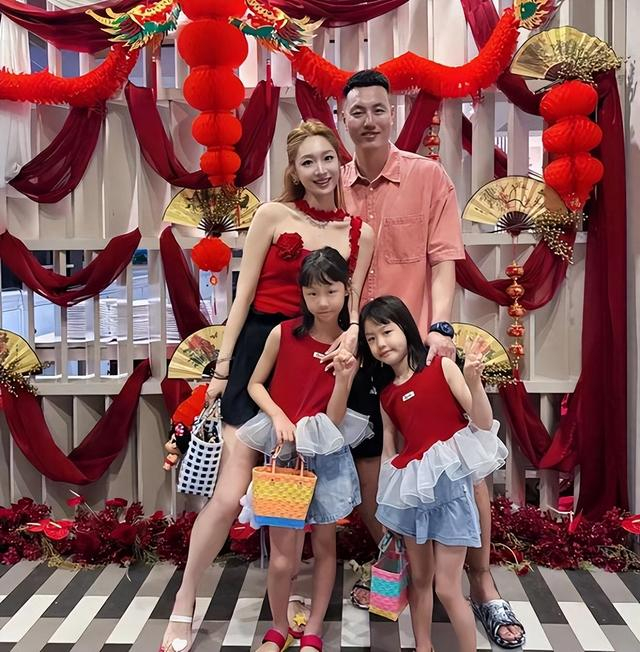 翟晓川为妻子庆生 球场辉煌家庭幸福并肩前行