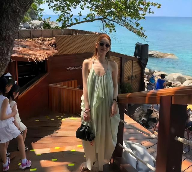 翟晓川为妻子庆生 球场辉煌家庭幸福并肩前行