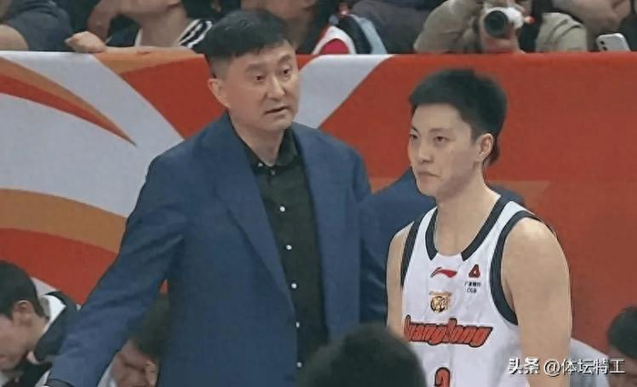 胡明轩带伤作战表现低迷引争议 杜锋信任遭质疑